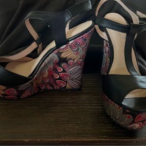 Peacock print wedges 8.5